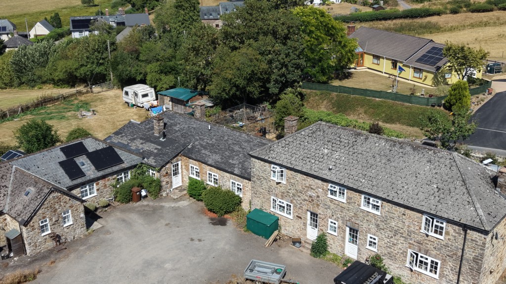 Lot: 20 - THREE-BEDROOM SINGLE-STOREY DWELLING - A FREEHOLD INVESTMENT - Aerial view of Parlour Cottage